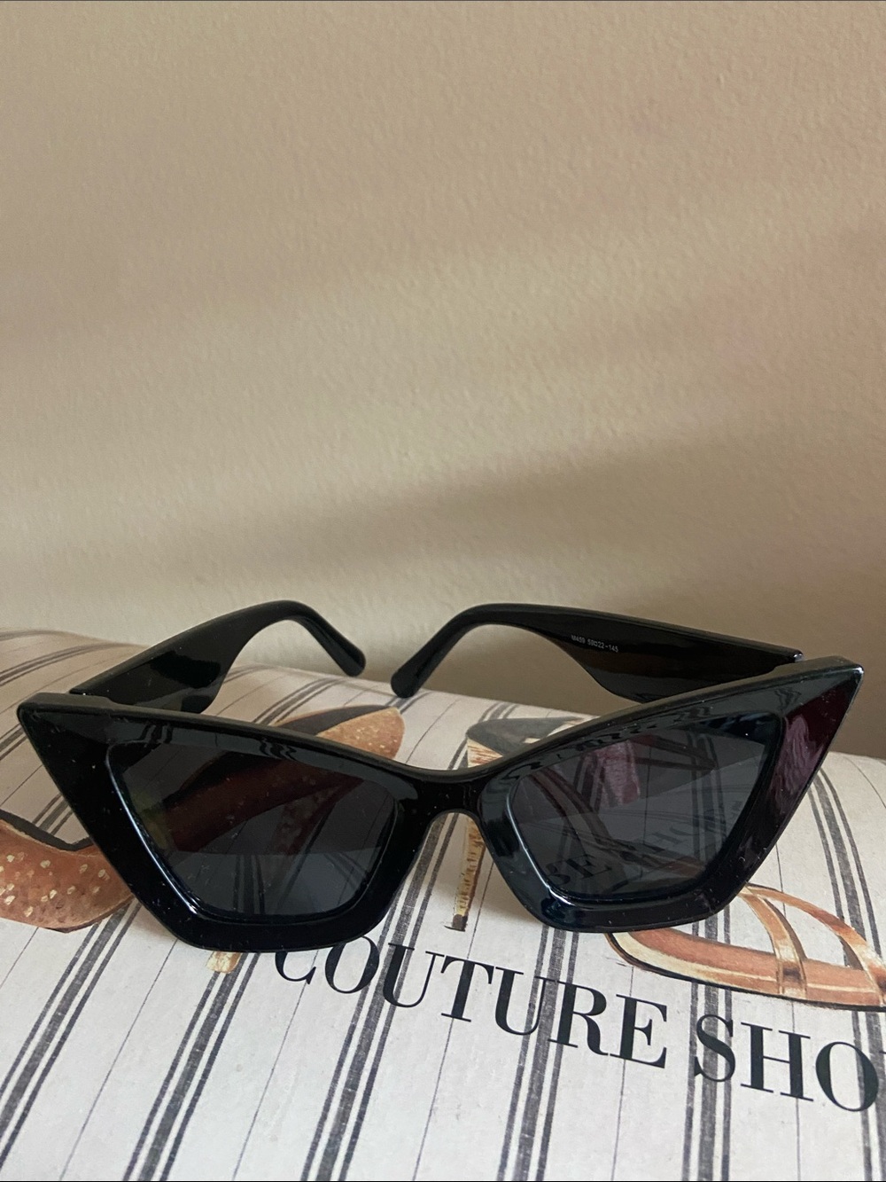 NEW Thick Black Cat Eye Sunglasses 400UV Last PAIR - Picture 1 of 5